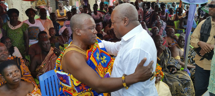  President John Mahama being welcomed by the Omanhene of Lower Discove, Nana Kwesi Agyeman IX