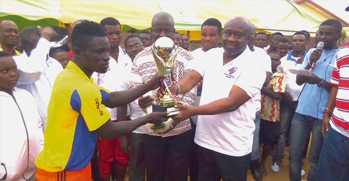  Mr George Andah (right) presenting the trophy to Bonsuoku captain