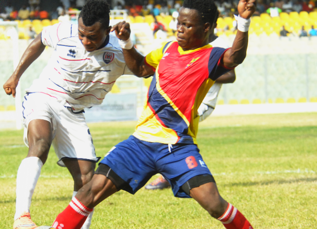  Hearts’ Samudeen Ibrahim (right) stretches to control the ball. Picture:EMMANUEL QUAYE
