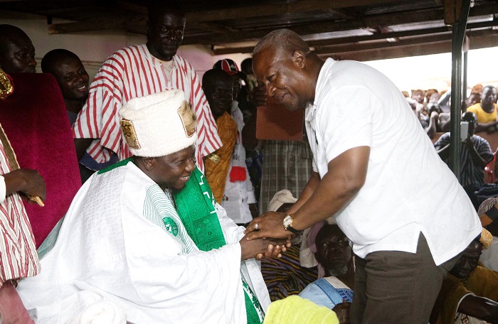 Kampakuya-Na Abdulai Yakubu Andani, the Regent of Dagbon, welcoming President Mahama to the Gbewaa Palace