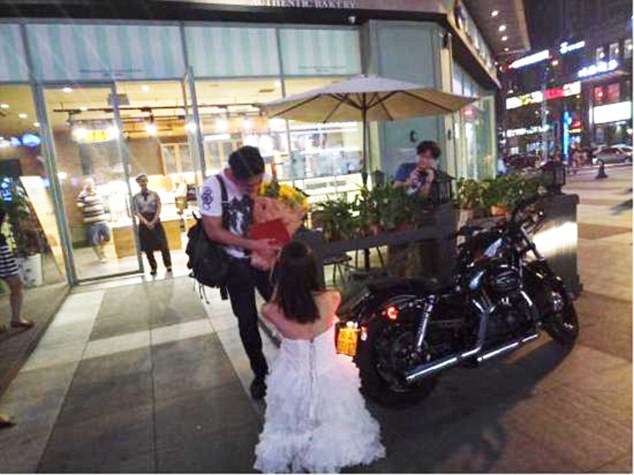 Down on one knee! She proposed to her boyfriend while wearing a wedding dress