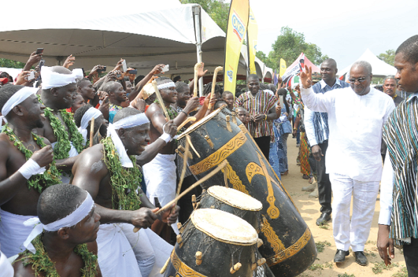 President Mahama responding to fontomfrom performance 