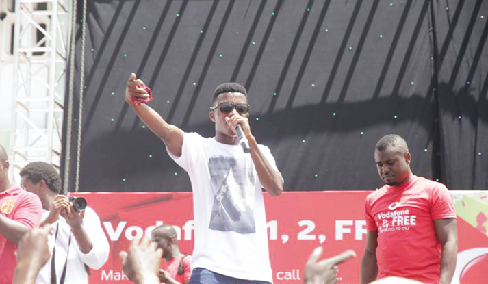 Kofi Kinaata on stage