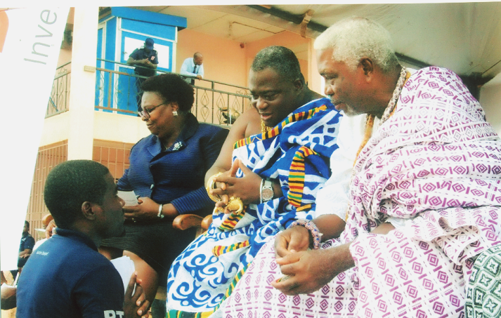 Torgbui Seddoh (right) and the Manwerehene (left) in a discussion with a member of the group. The lady with them is the MD of Energy Bank, Mrs Christiana Olayoele