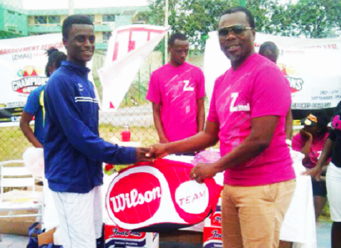 Mr David Derhnick-Coffie (right) presenting an award to last year’s U-16 winner, Emmanuel Plange