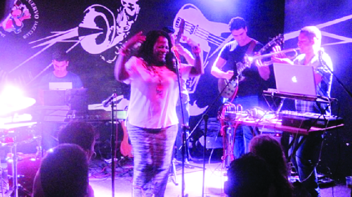 Della performing in Havana’s La Zorra y el Cuervo nightclub 