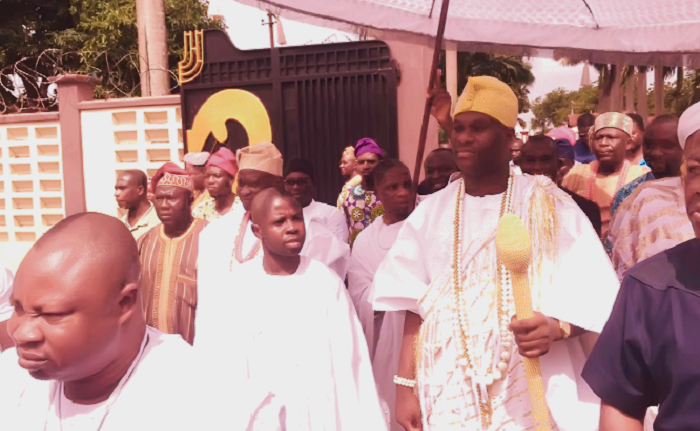 The Ooni, in the company of Ahmed Rufai, arriving at Manhyia for the durbar