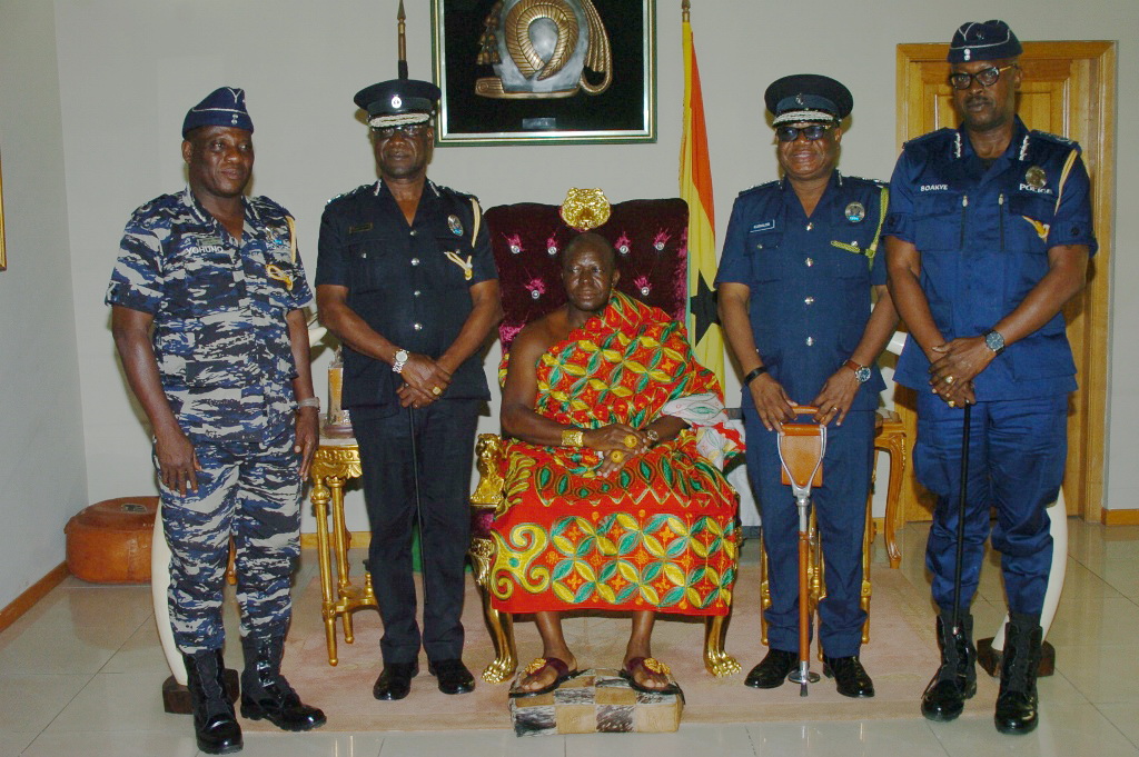 The Asantehene, Otumfuo Osei Tutu II, with IGP John Kudalor (2nd right), COP Frank Adu-Poku (2nd left), COP Christian Tetteh Yohuno (left) and COP Nathan Kofi Boakye (right), the Ashanti Regional Police Commander