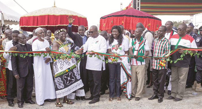  President Mahama and some dignitaries cutting the tape to inaugurate the newly constructed market at New Abirem 