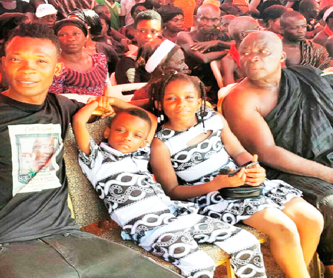 • John Paintsil and his kids with the late Afranie at Paintsil's father’s funeral