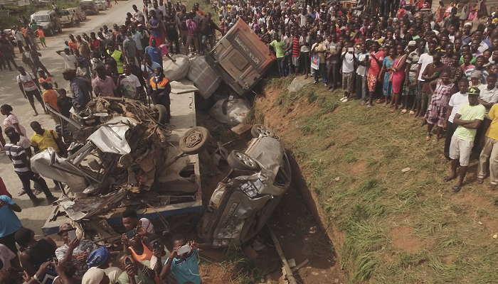  A large number of onlookers at the accident scene.  Pictures: Douglas Anane-Frimpong & Patrick Dickson