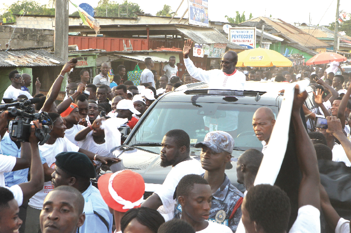 Dr Papa Kwesi Nduom waving at the crowd on arrival at Komenda Picture: GABRIEL AHIABOR
