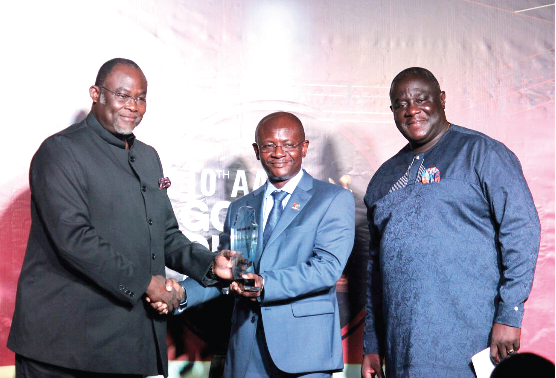 Mr Ekwow Spio -Gabrah (left),  the Minister of Trade &amp; Industry, receiving an honorary award  from Dr Kwame Akuffo Anoff-Ntow (middle). Right is Mr Joel Nettey.