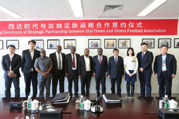  Kwesi Nyantakyi (5th right) and StarTimes officials after signing the deal