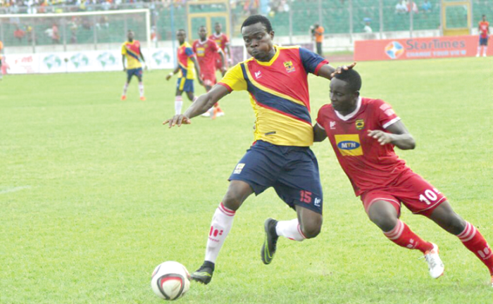  Hearts Richard Akrofi tussles with Kotoko's marksman, Dauda Mohammed, for the ball. Picture: Emmanuel Baah