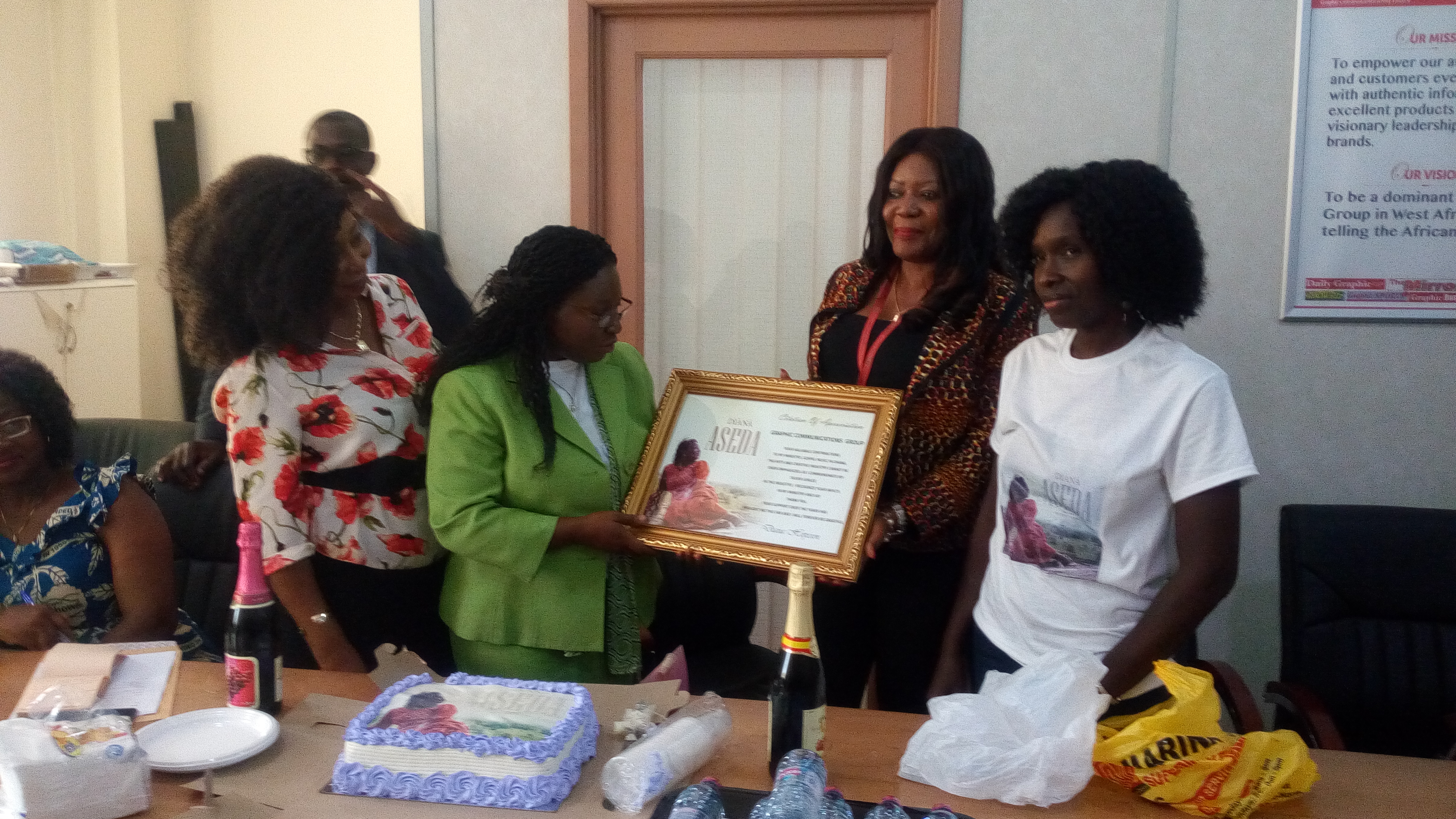 Diana Hopeson serenades Graphic editors on her 25th anniversary