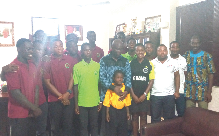 • Nii Lante Vanderpuye (middle) in the company of the cricketers during their visit