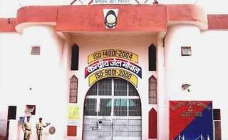 India inmates kill guard and escape jail