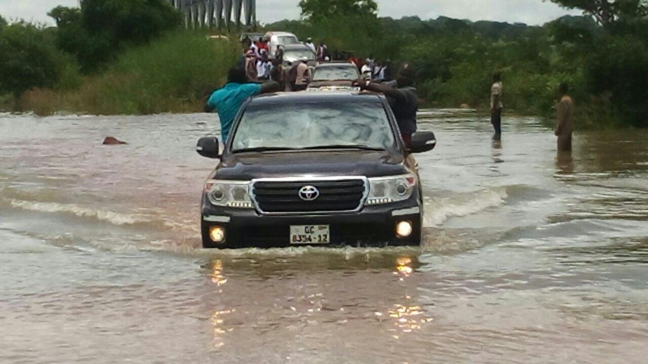 Nana Addo's convoy driving through the water on the bridge that links Yendi to Saboba.