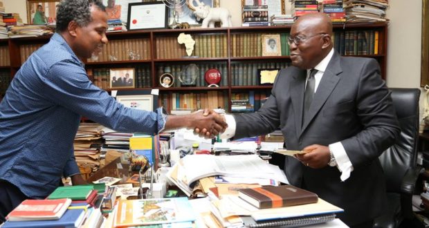 Lucky Mensah exchanging pleasantries with Nana Addo
