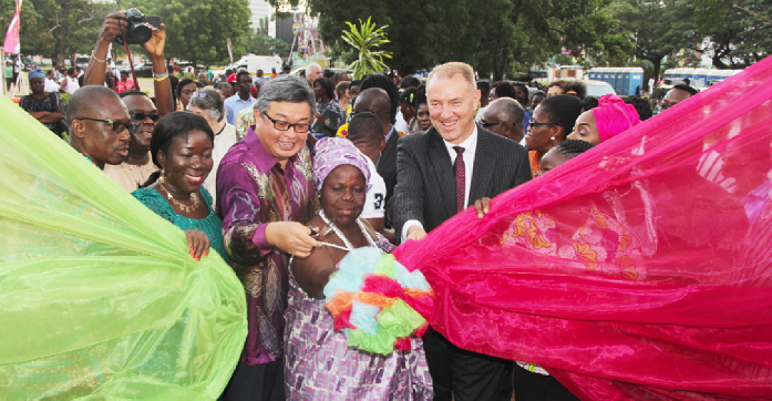 Madam Elizabeth Ofosu Agyare (2nd left), Mr Cheong Loon-Lai (3rd left) and Naa Korkor Aadzie Oyi, Adabraka Manye, cutting the tape to open the 2016 Ghana Garden &amp; Flower Show in Accra. With them are some of the dignitaries at the ceremony. Picture: Gladys Boateng