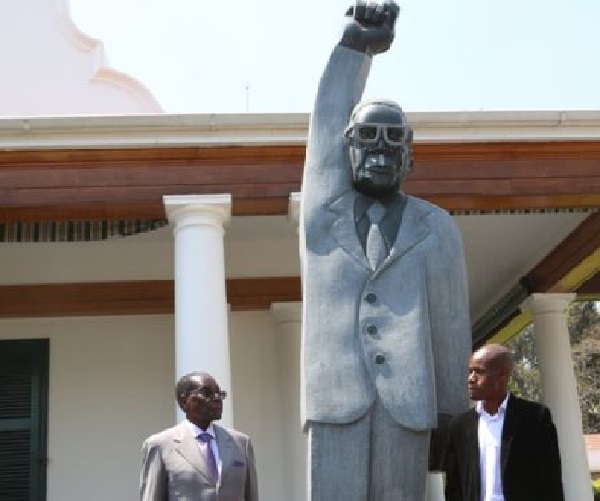 The sculptor (right) presented to the President with the image of him "Robert Mugabe" statue