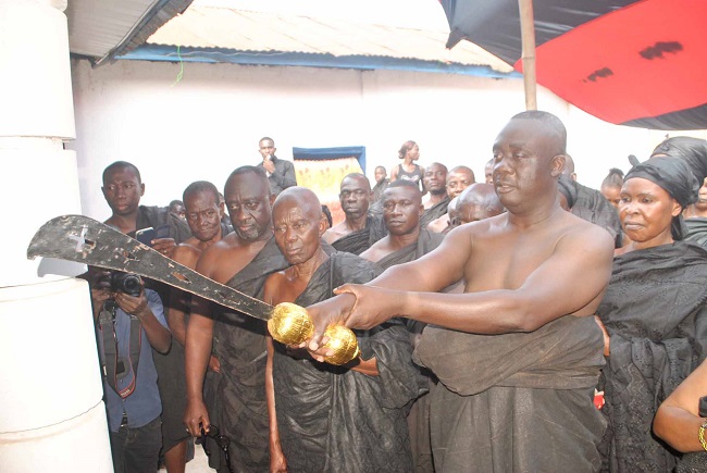 Nana Agyekumhene (with sword in hand) swearing the oath of allegiance to the Mamponghene, Daasebre Osei Bonsu II (inset)