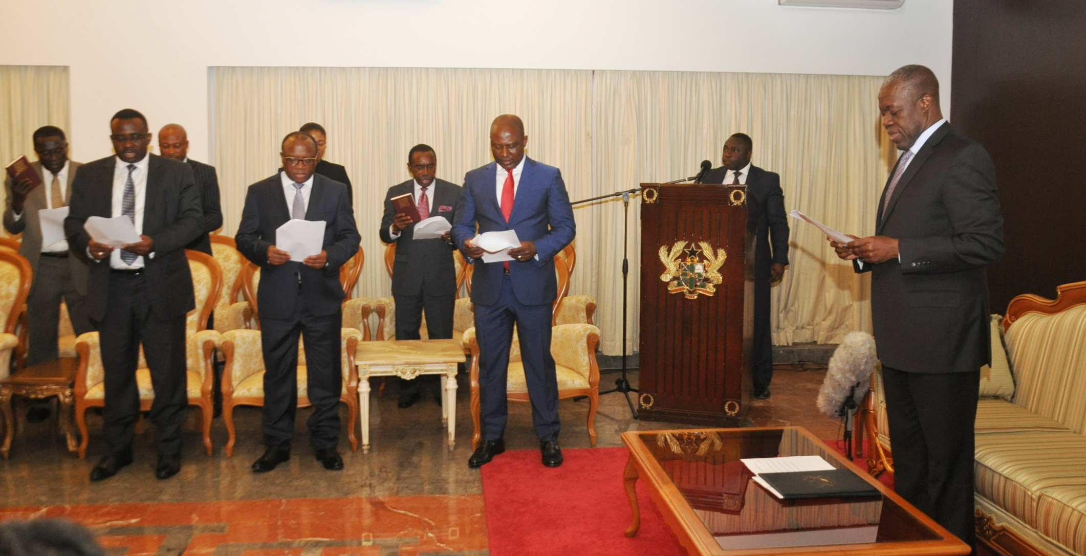 Vice-President Kwesi Amissah-Arthur swearing in the members of the Bank of Ghana Board