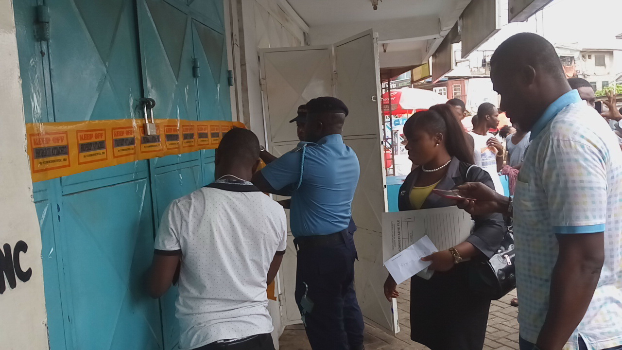 Task force closes down 50 phone shops, arrests 2 for evading tax 