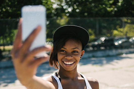 Selfies can cause wrinkles and age the skin - Dermatologists warn