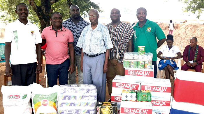 BHOBU 87/89 group shows compassion to former headmaster