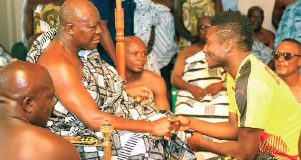 Black Stars captain, Asamoah Gyan, paying homage to Otumfuo Osei Tutu II when the team visited the Manhyia Palace yesterday