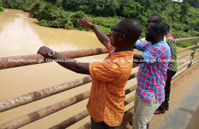 Mr Robert Agyemang Nyantakyi, District Chief Executive (DCE) of Twifo Atti-Morkwa showing the improved state of River PRA to Journalists
