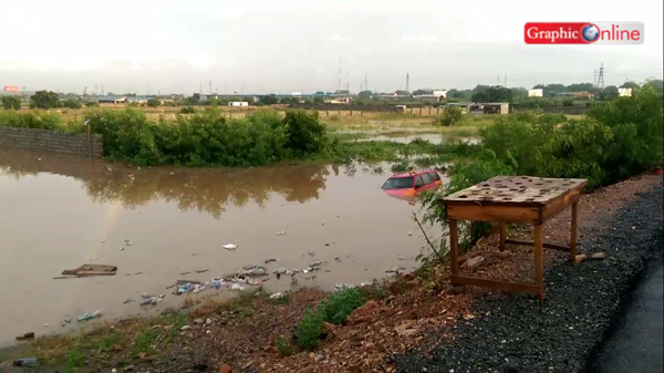 Cars submerged and drains overflowed after Tuesday's rains in Tema (VIDEO)