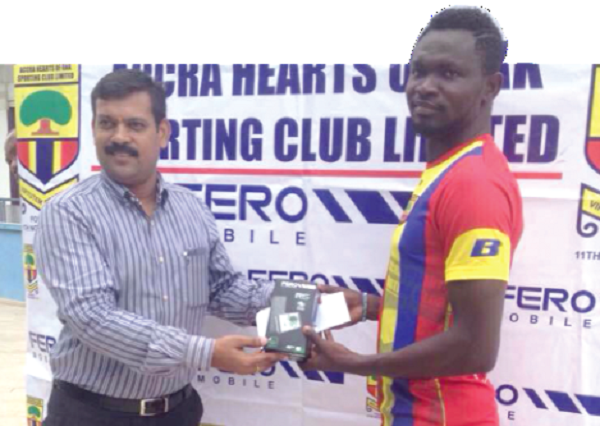 Vincent Atinga (right) receiving his prize from Ajit Jain 