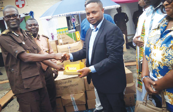 Mr Musadaidzwa (right) presenting the drugs and other medical items to DDP Mr Nelson Duit