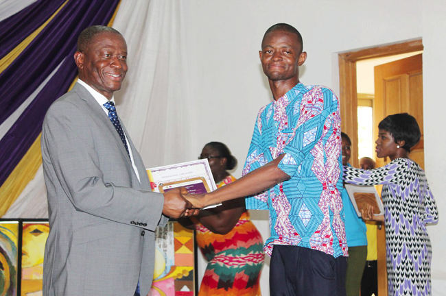 Managing Director of Royal Bank, Mr Osei Asafo-Adjei presenting the awards to Mr Wedega