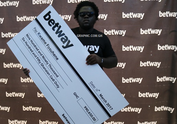 Kwame Fosuhene with the dummy cheque