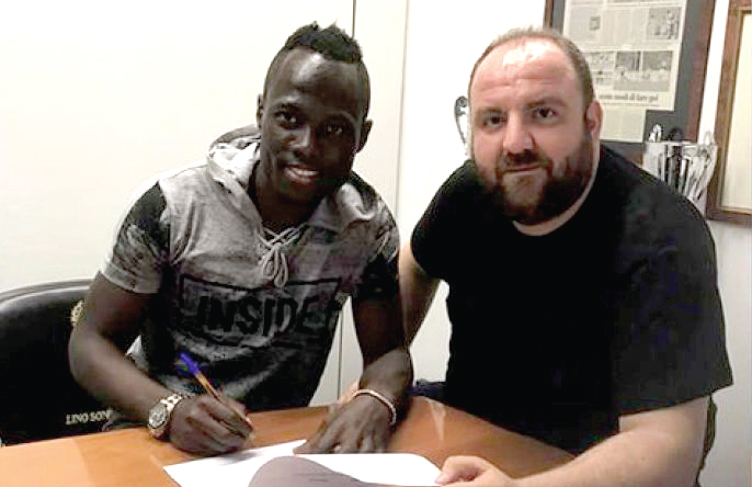  Emmanuel Agyeman Badu with an official of Bursapor Club.
