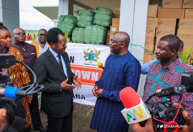 Bawumia presents relief items to Sierra Leone 