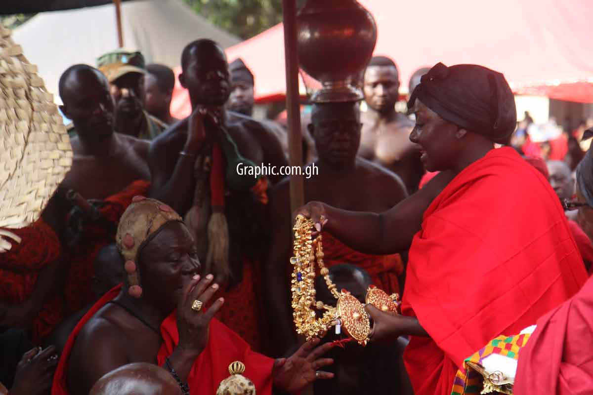 Lady Julia presents 'awisiado' gold chain to Asantehene. PICTURES BY EMMANUEL BAAH