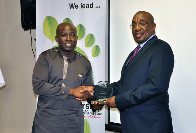 Mr Vincent Seretse, Minister of Trade and Industry, Botswana presenting the award to Senyo Hosi, CEO of the Ghana Chamber of Bulk Oil Distributors.