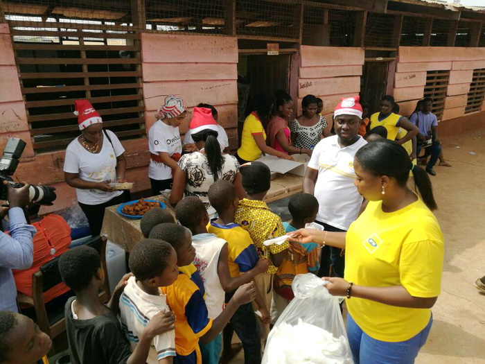 MTN staff volunteers presenting gifts to school children at Glefe Bethesda Basic School