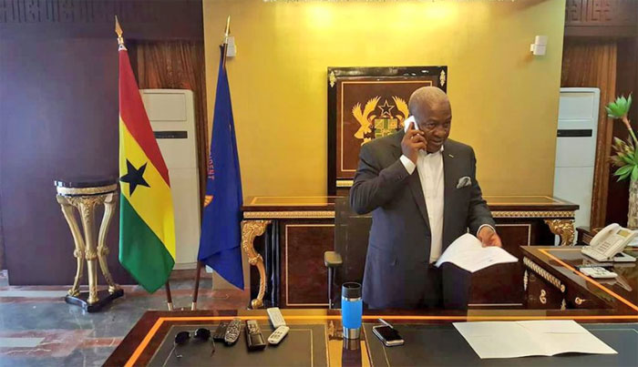 Ahead of Nana Akufo-Addo's swearing-in on Saturday, President Mahama has cleared his office of personal belongings