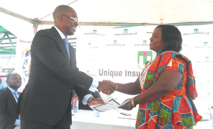  Mr Obeng-Adiyiah presenting the award to Mrs Gyan