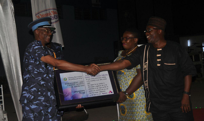  Mr Isaac K. M. Quaye (right), Chief Revenue Officer, GRA, presenting a memento to Assistant Commissioner Mr Kwesi Ahiakpor (left), for his outstanding leadership. 