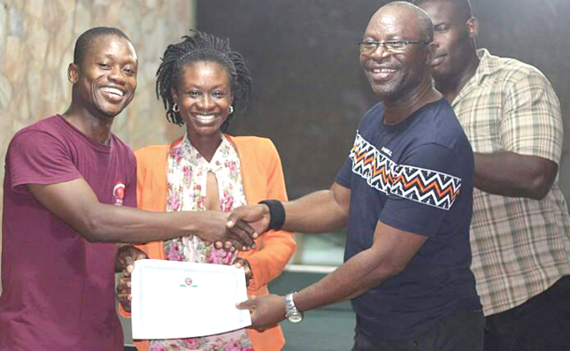 Nathaniel Kwesi Somuah (left) receiving an award from Charles Tachie Menson, team manager of Spinners