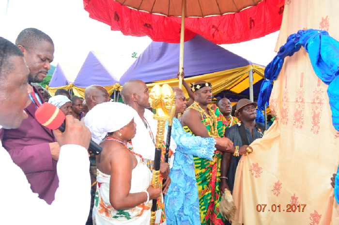 Togbe Dosor unveling a curtain to launch the foundation