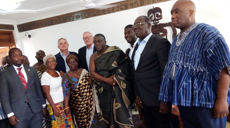 Nana Kobina Nketsia V (middle in cloth), Nana Ekua Kodu II (3rd left) and others with the delegation, led by Mr Joe Ghartey (right)