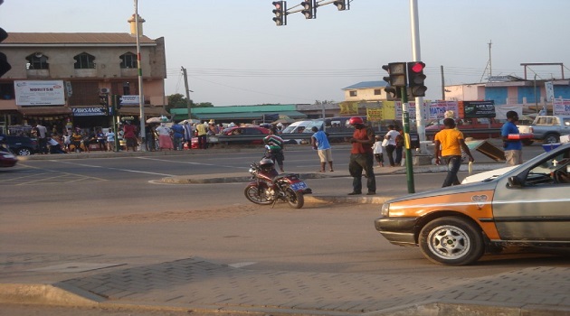 Robbers shoot police officers, steal car in broad day light at Lapaz